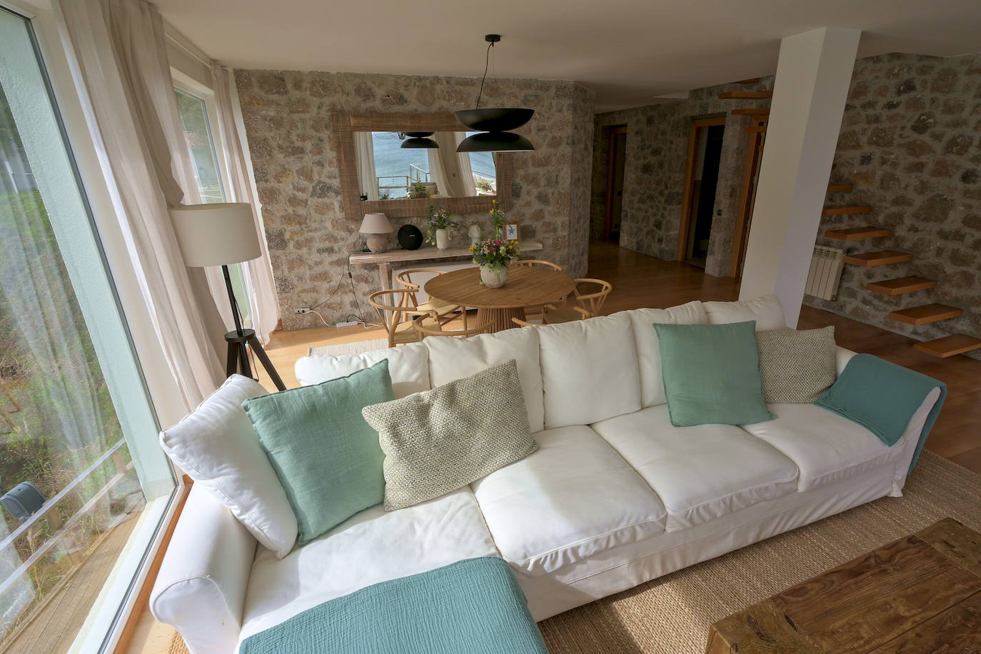 Un detalle del salón, con la mesa del comedor detrás.