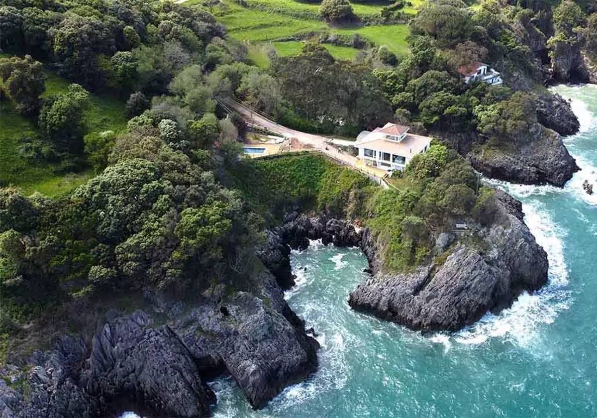 DLujo se adentra en 'La Península', la casa que mira al Cantábrico y a la ría de Tina Menor