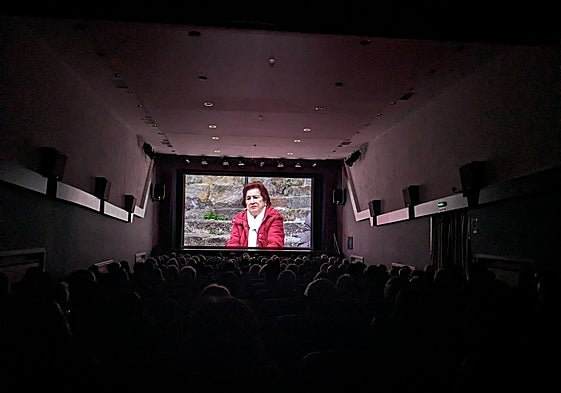 Una de las vecinas de la Puebla Vieja explicando sus vivencias en la proyección de un cine de Laredo abarrotado de público en el estreno del documental.