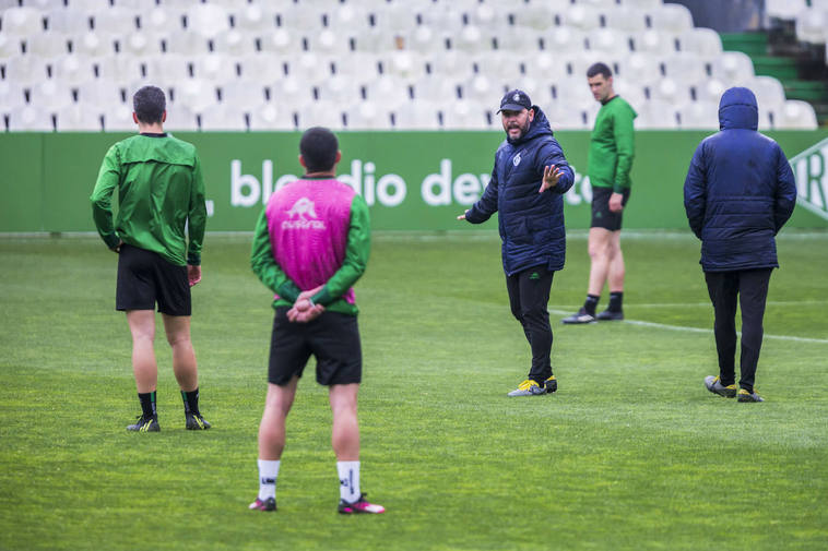 José Alberto da instrucciones a sus jugadores en la sesión del miércoles en los Campos de Sport.