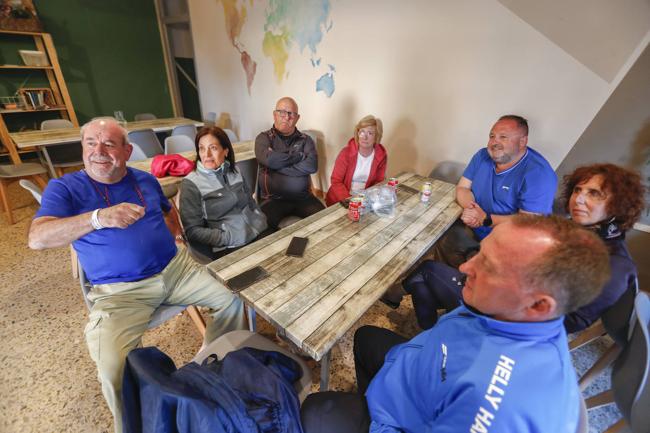 Un grupo de amigos procedentes de El Astillero descansa en uno de los albergues del Camino Lebaniego.