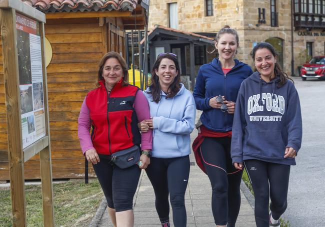 María José, Lucía, Alena y Paula, en Cades, tras terminar la primera etapa del Camino Lebaniego.