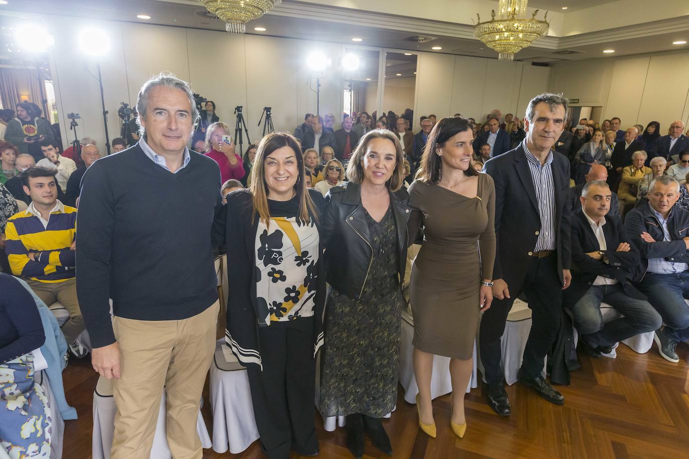 Íñigo de la Serna, María José Sáenz de Buruaga, Cuca Gamarra, Gema Igual y Antonio Román, en un salón repleto de cargos del PP a nivel autonómico y municipal y de afiliados, y que se ha quedado pequeño