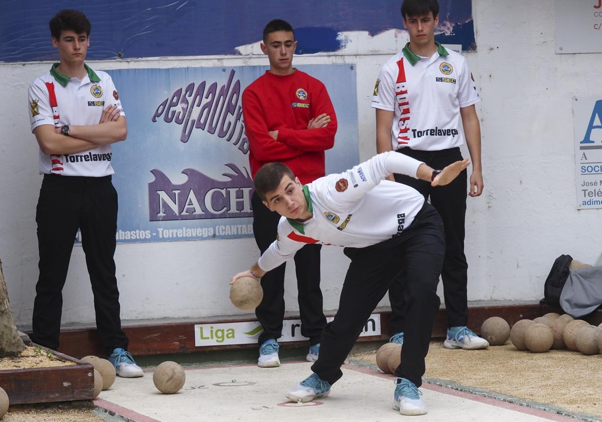 Néstor Viar, el más joven de los jugadores de la Bolística, al tiro delante de Mario Pellón, Marcos Sobejano y Ángel Pellón.