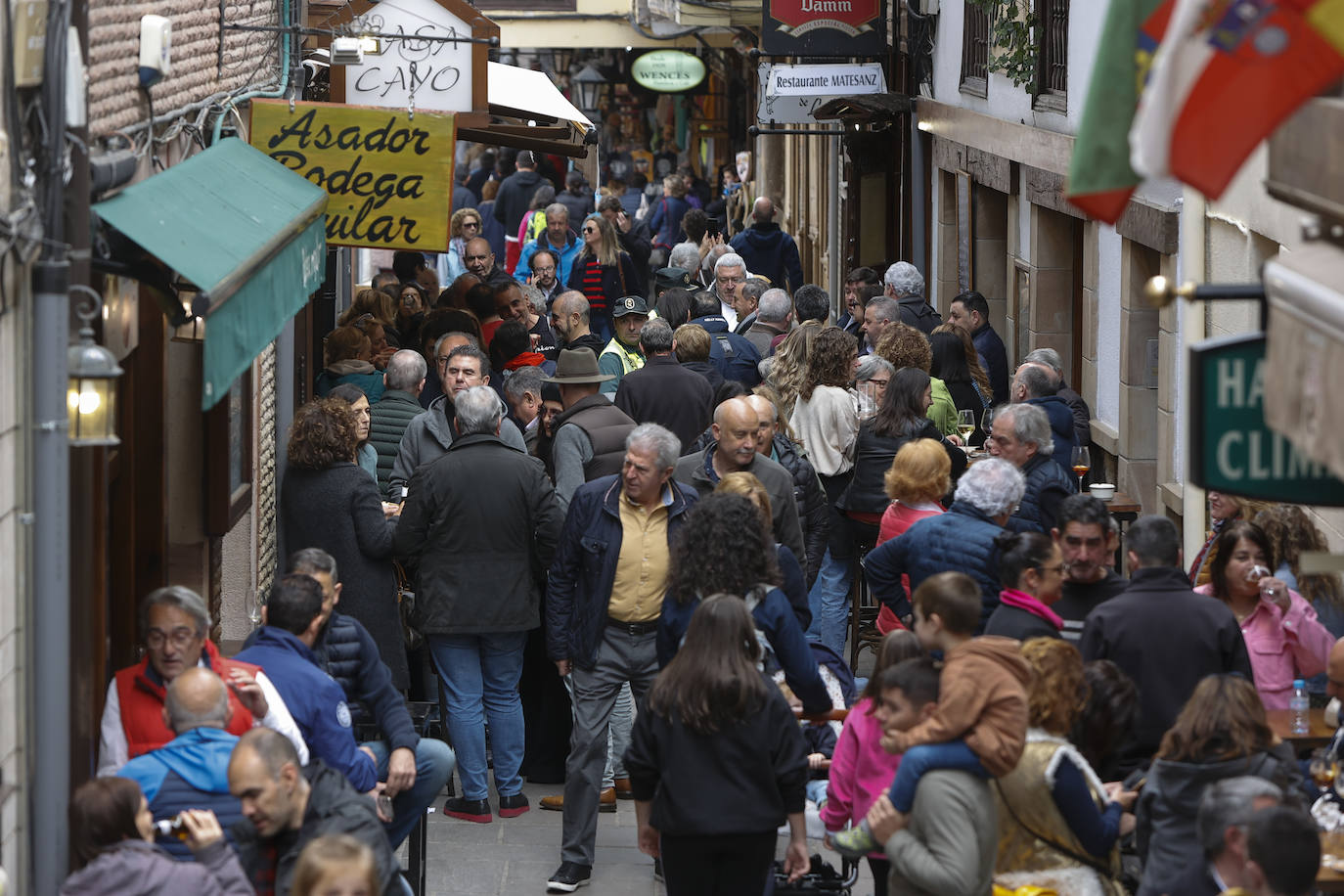 Imagen del centro de Potes antes de la hora de comer. 