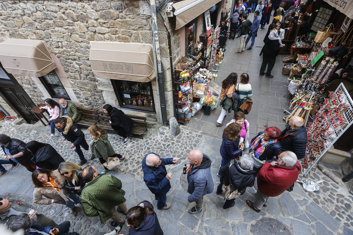 Familias, vecinos y turistas se mezclaron por el casco histórico.