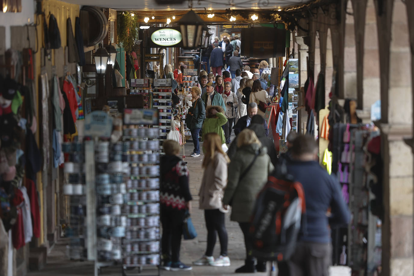 Aprovechando el tirón del Año Jubilar, los comercios de Potes sacan sus productos a la calle como reclamo.