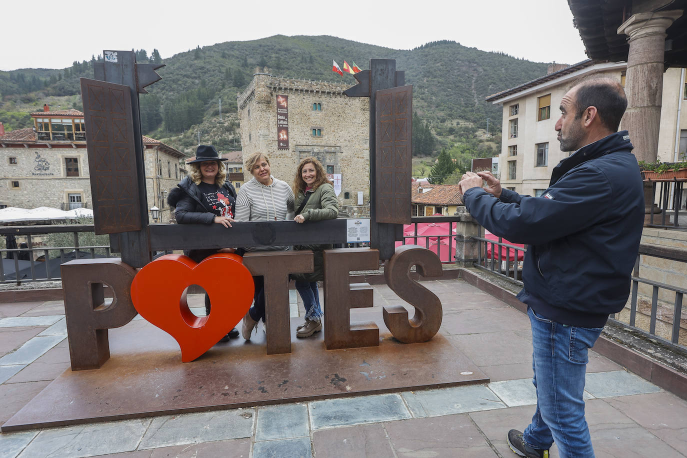 Numerosos visitantes se paran a hacer una foto con las letras de Potes