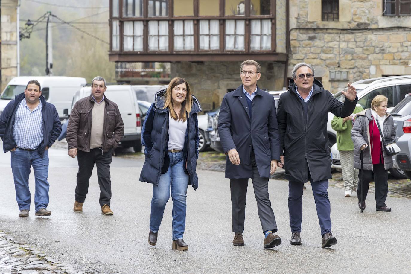 Un paseo previo por el pueblo, en una jornada marcada por el fío