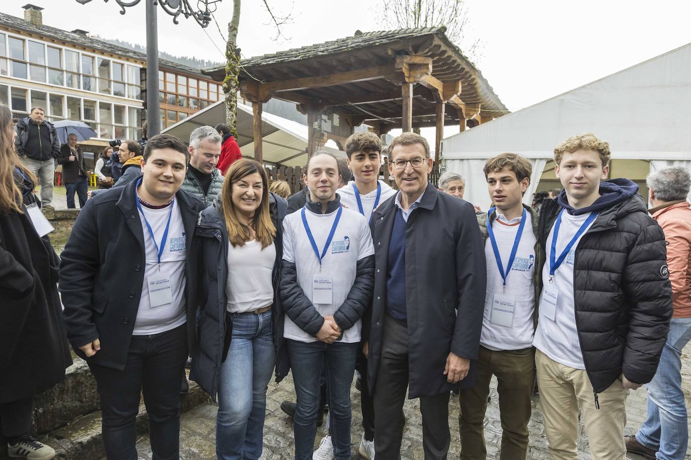 Feijóo y Sáenz de Buruaga posan con unos jóvenes que visten una camiseta con el lema de precampaña de la líder regional ' ¡Despierta Cantabria!'