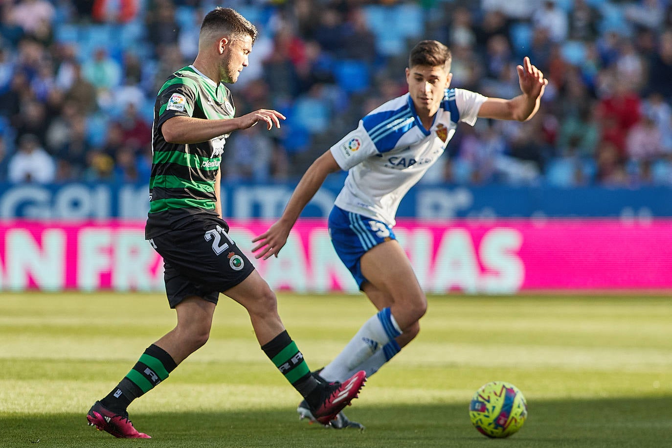 Aldasoro da un pase en un lance de la primera parte