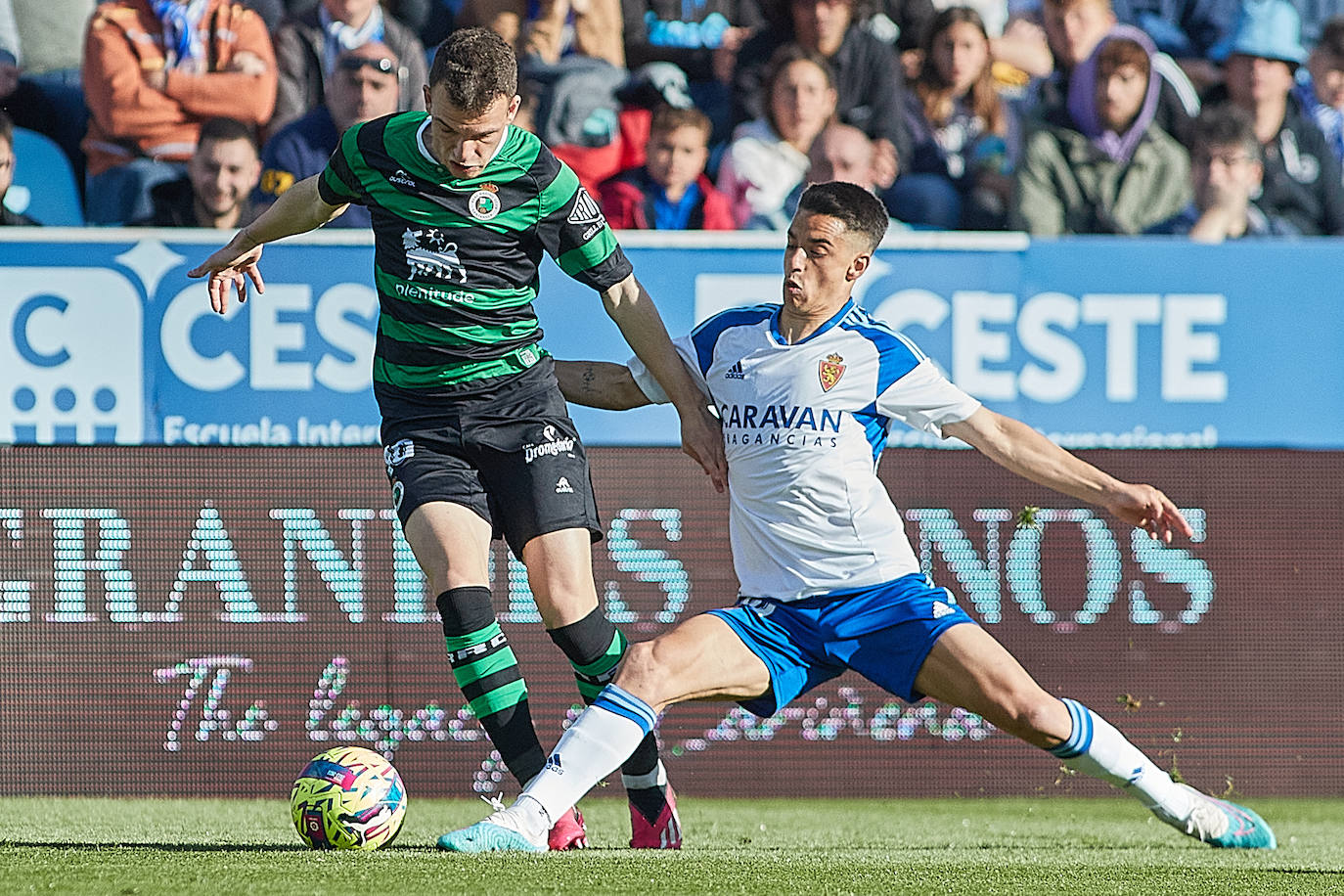 Íñigo Vicente protege el balón ante la entarda de un rival
