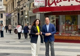 La concejala de Comercio, Miriam Díaz, junto al presidente de la Cámara de Comercio, Modesto Piñeiro.