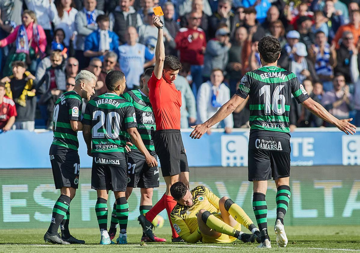 Miquel Parera se duele sobre el césped después de recibir un golpe en la acción que le valió una tarjeta roja en el partido ante el Zaragoza en La Romareda.