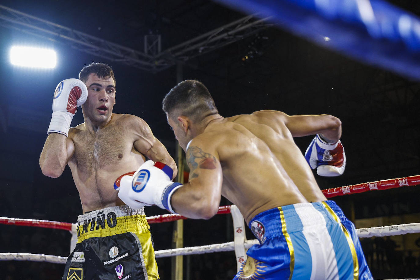 'El Niño' intenta poner distancia con su rival en el cuadrilátero del Vicente Trueba.