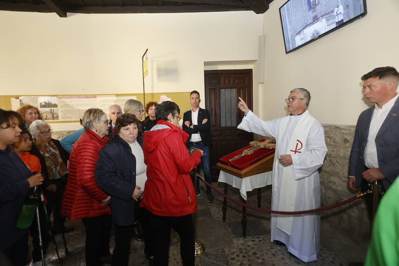 Los fieles hicieron cola para besar el Lignum Crucis.