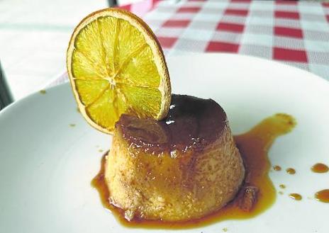 Imagen secundaria 1 - Flan de huevo y caramelo. A la izquierda, mollejas empanadas y pimientos verdes. 