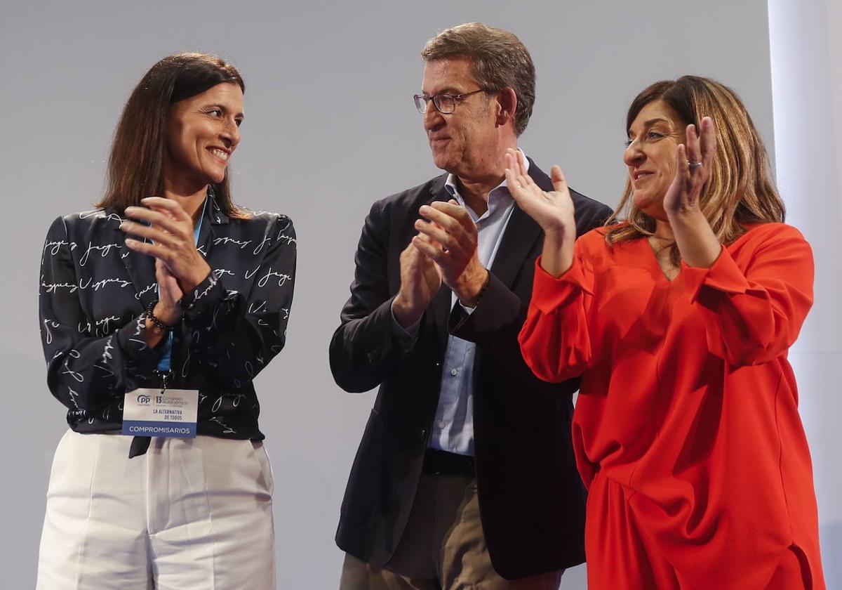 Gema Igual, Alberto Núñez Feijóo y María José Sáenz de Buruaga, en el congreso regional del PP, el pasado octubre.