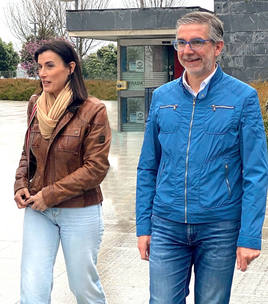 Gema Igual y César Díaz, en el centro de Santander.