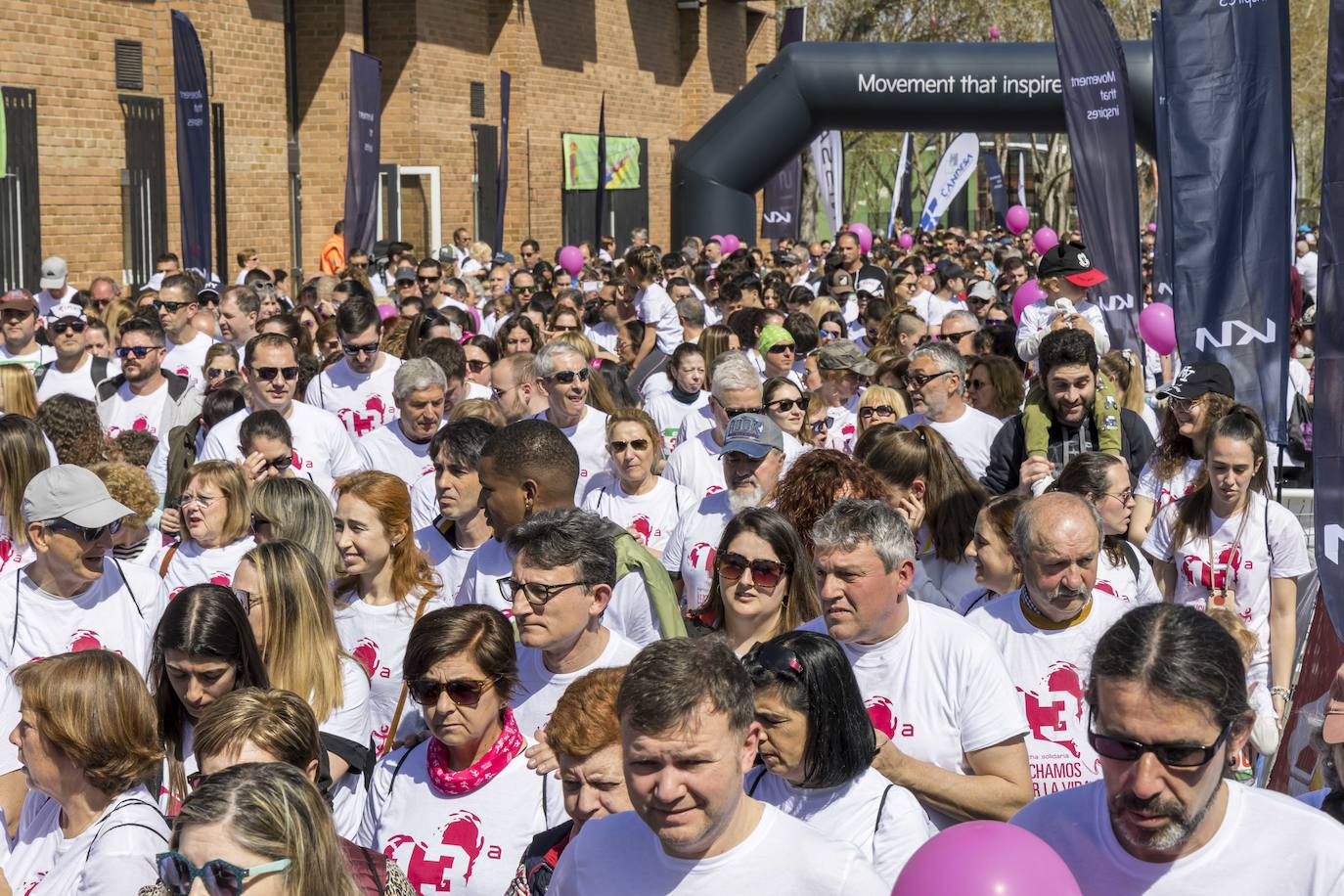 La marcha aglutinó a representantes de la política, el deporte, la cultura, colectivos de todo ámbito, familias completas incluidas las mascotas, cántabros y forasteros.