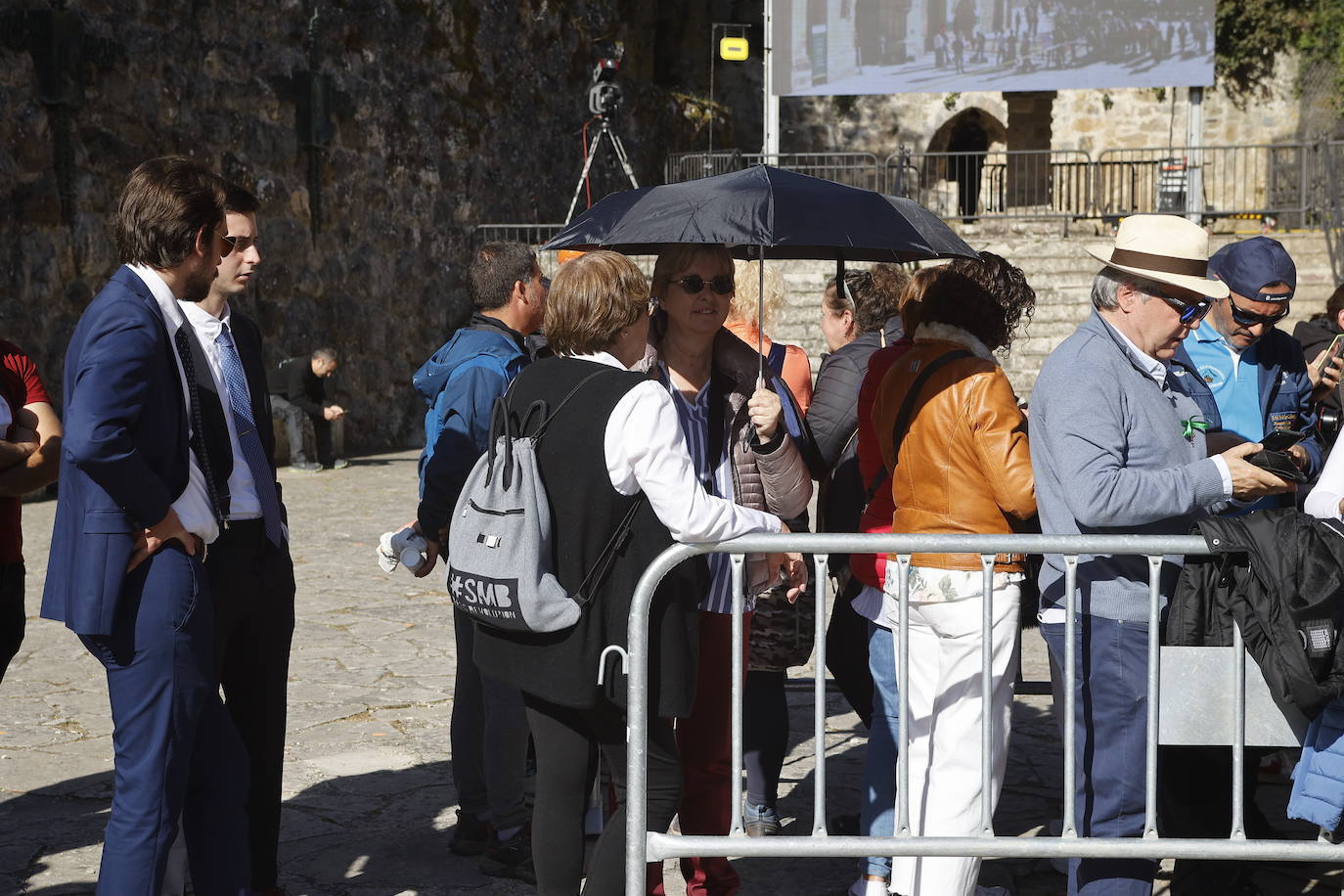 Decenas de fieles están en Santo Toribio a la espera que abran la Puerta del Perdón.