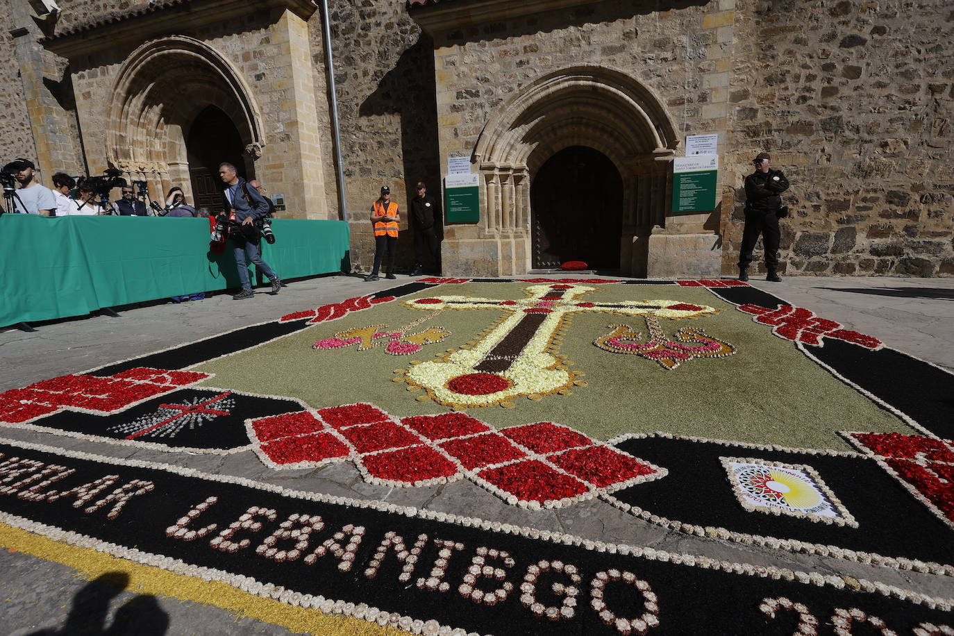 Ofrenda floral de la Asociación de Alfombristas do Corpus Christi de Ponteareas.