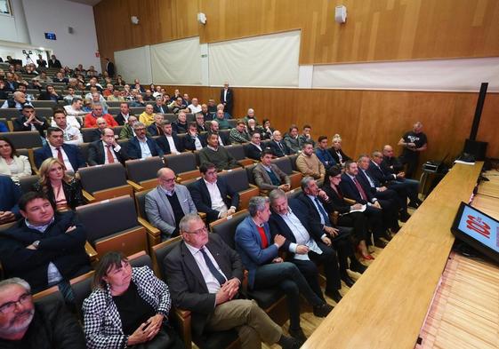 Las autoridades, en primera fila, junto al resto de asistentes a la presentación de los actos para conmemorar el centenario de la Federación Cántabra de Fútbol.