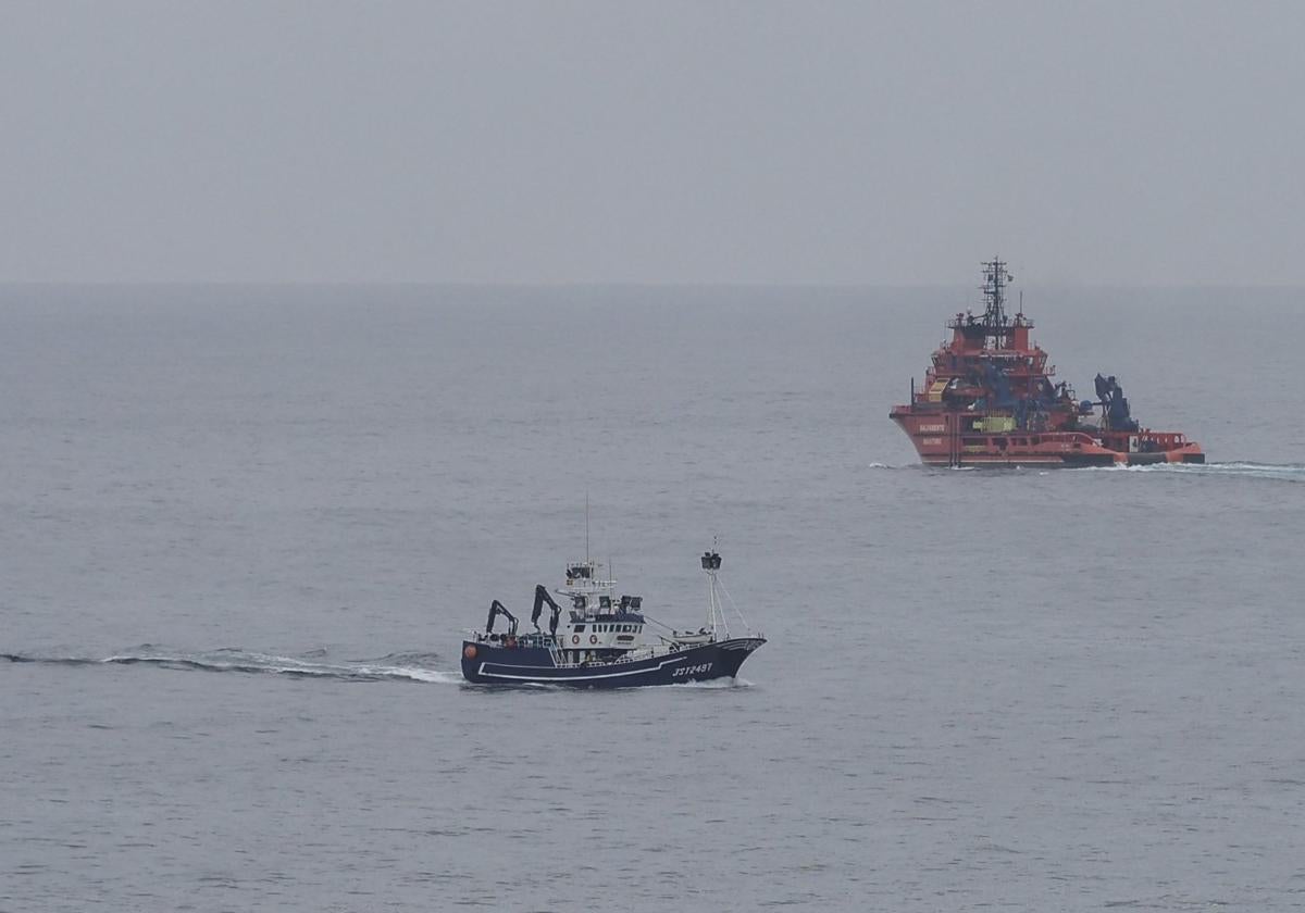 El buque Don Inda, de Salvamento Marítimo, en una de sus jornadas de búsqueda en la costa de Santander.