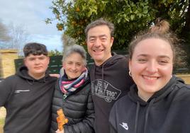 Marga, junto a su marido Alfonso, y sus hijos Lucía y Alejandro.