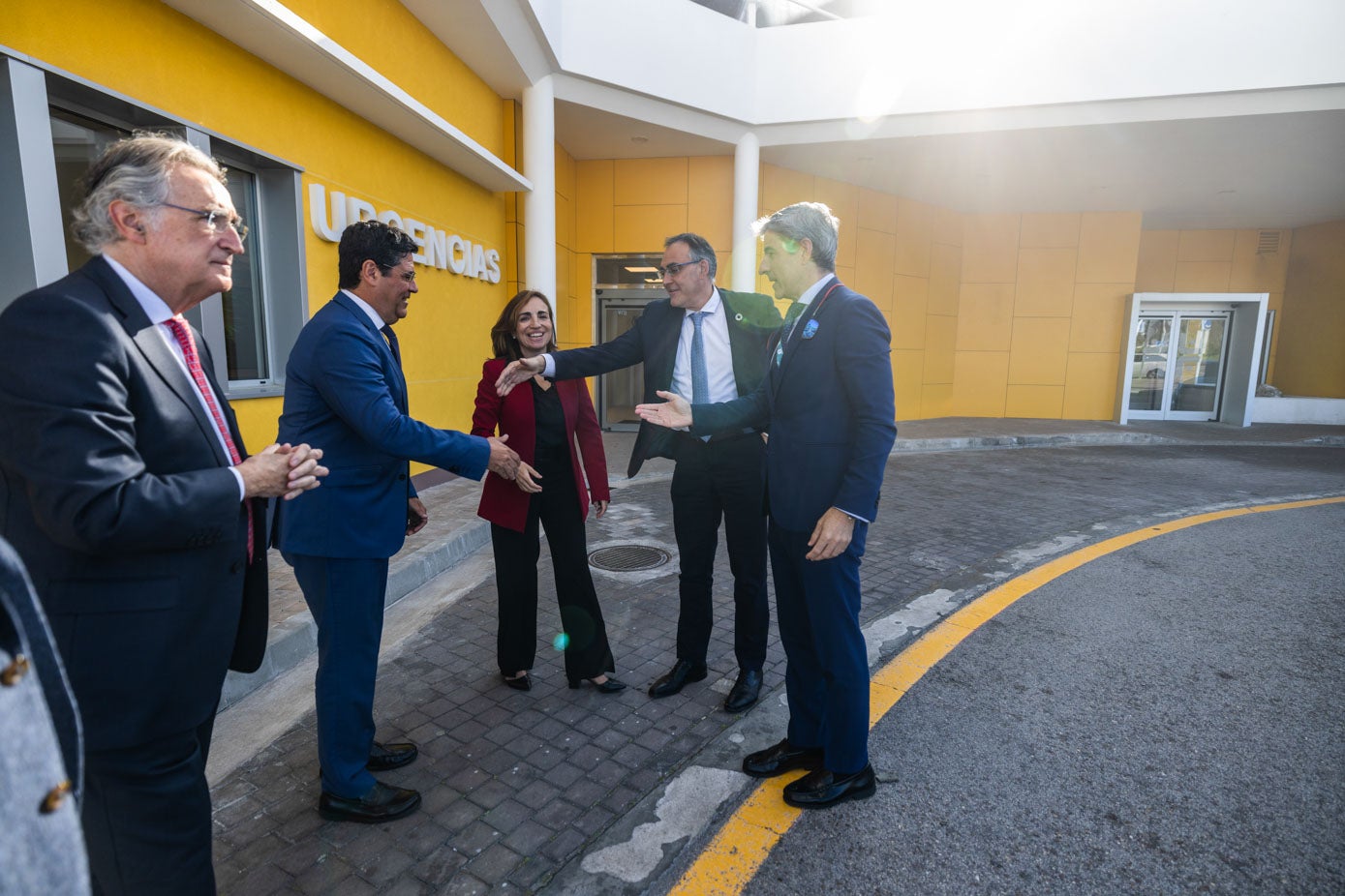 El director general de Hospital Mompía, Pablo Corral, hace las presentaciones entre el consejero de Sanidad, Raúl Pesquera, el vicepresidente de la Fundación AXA, Luis María Sáez de Jáuregui, y la directora de los Centros Médicos AXA, Carmen Corbatón, junto al presidente del Grupo Igualatorio, Tomás Gómez, en los instantes previos a la inauguración de Urgencias.