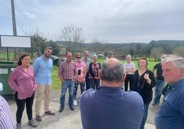 A la izquierda, Montserrat Pérez y Joaquín Arco, en una reunión con vecinos de Las Pilas sobre la planta.