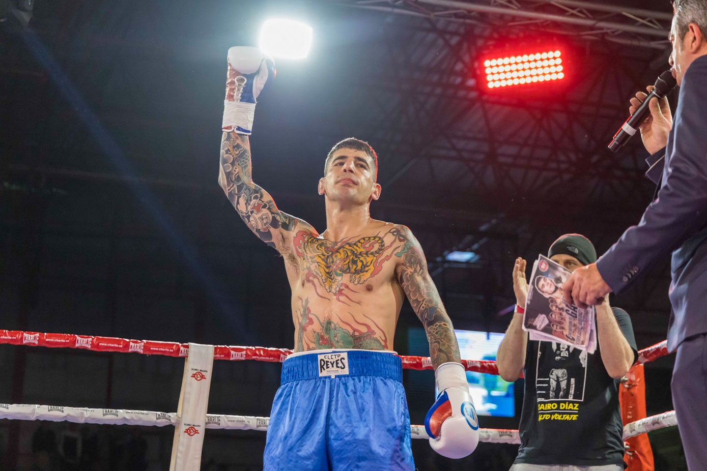 Jairo Diaz, en el momento de su presentación en el ring, antes de su pelea contra Kemsky.