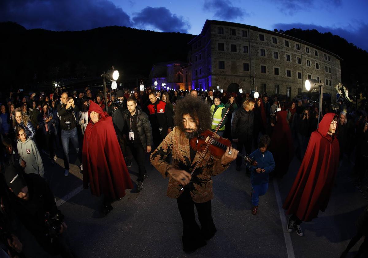 Abril de 2023. Ara Malikian, durante el desfile del sábado de Santo Toribio a Potes.