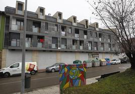 Imagen de la fachada de un edificio okupado, que pertenece a la Sareb, o 'banco malo', y está ubicado en Sierrapando (Torrelavega).