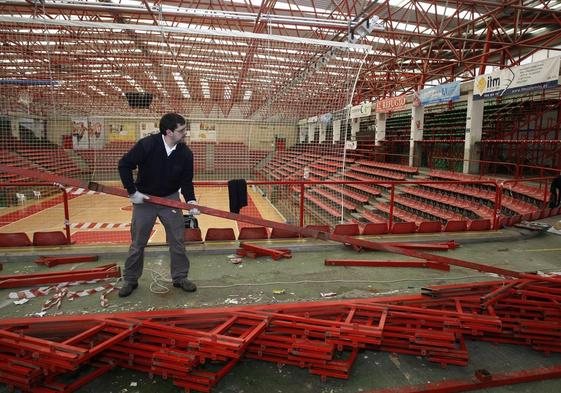 Un operario trabaja en las gradas del pabellón Vicente Trueba.