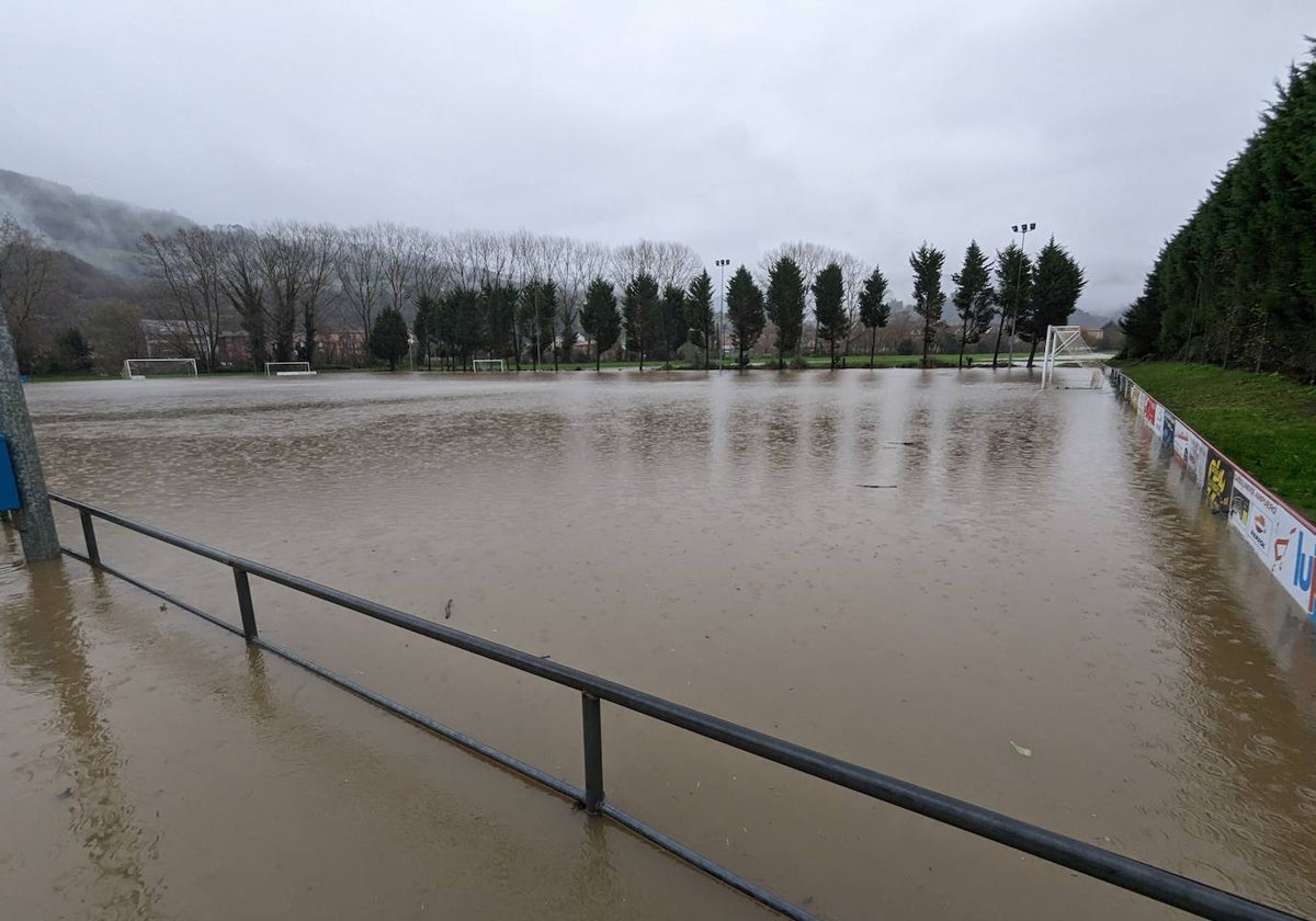 El campo de fútbol situado en Marrón padece desde hace años episodios de inundaciones recurrentes.