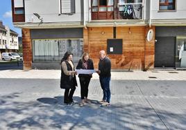 Lorena Cueto, Patricia Burdie Gómez y Agustín Molleda en la visita al local elegido.