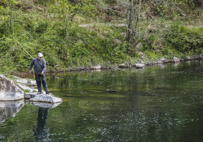 Un pescador lanza la caña en el puesto de la caseta de Güedes.