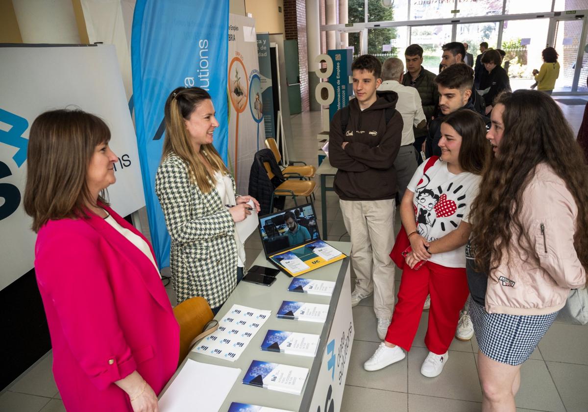 Un grupo de alumnos se interesa por la propuesta de una de las empresas participantes.