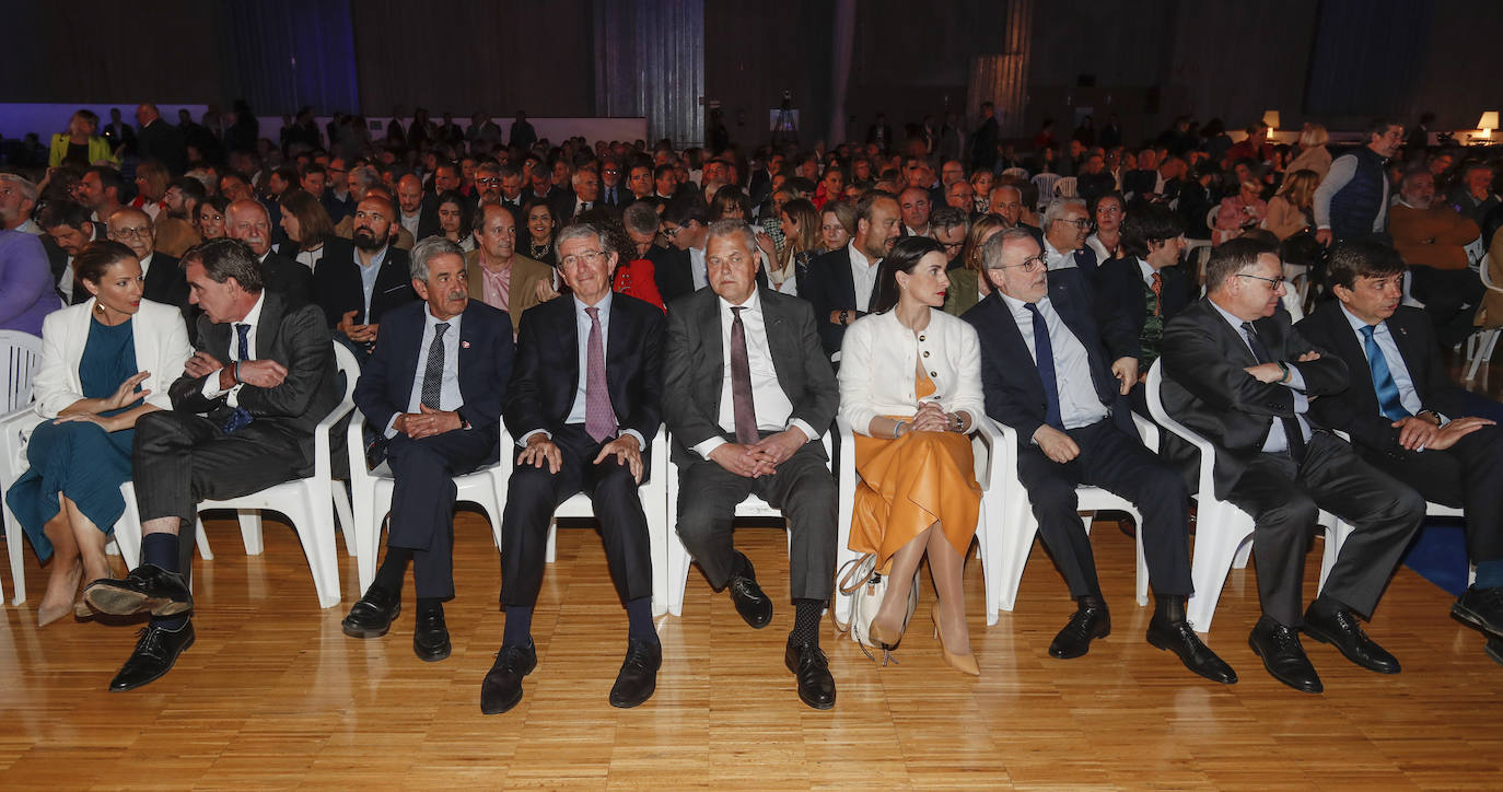 De izquierda a derecha, Ainoa Quiñones, Ignacio Pérez, Miguel Ángel Revilla, Luis Revenga, Joaquín Gómez, Gema Igual, Ángel Pazos, Íñigo Noriega y Carlos Andradas, en la primera fila.