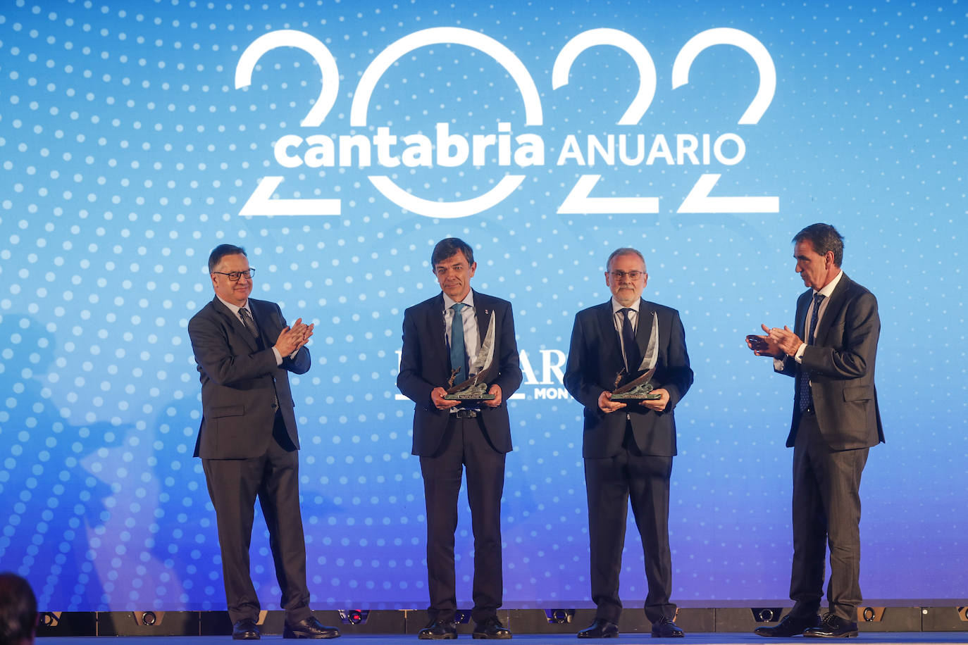 Íñigo Noriega e Ignacio Pérez (a los lados) aplauden a los rectores de la Universidad de Cantabria Ángel Pazos y de la UIMP, Carlos Andradas, que recibieron el premio Cantabros del Año.