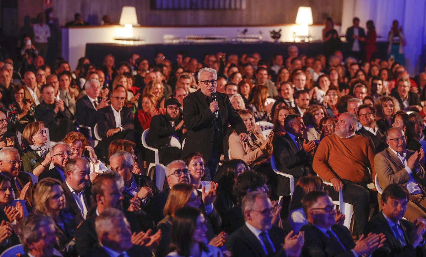 Uno de los protagonistas de la gala fue el humorista Leo Harlem, en la imagen avanzando hacia el escenario. 