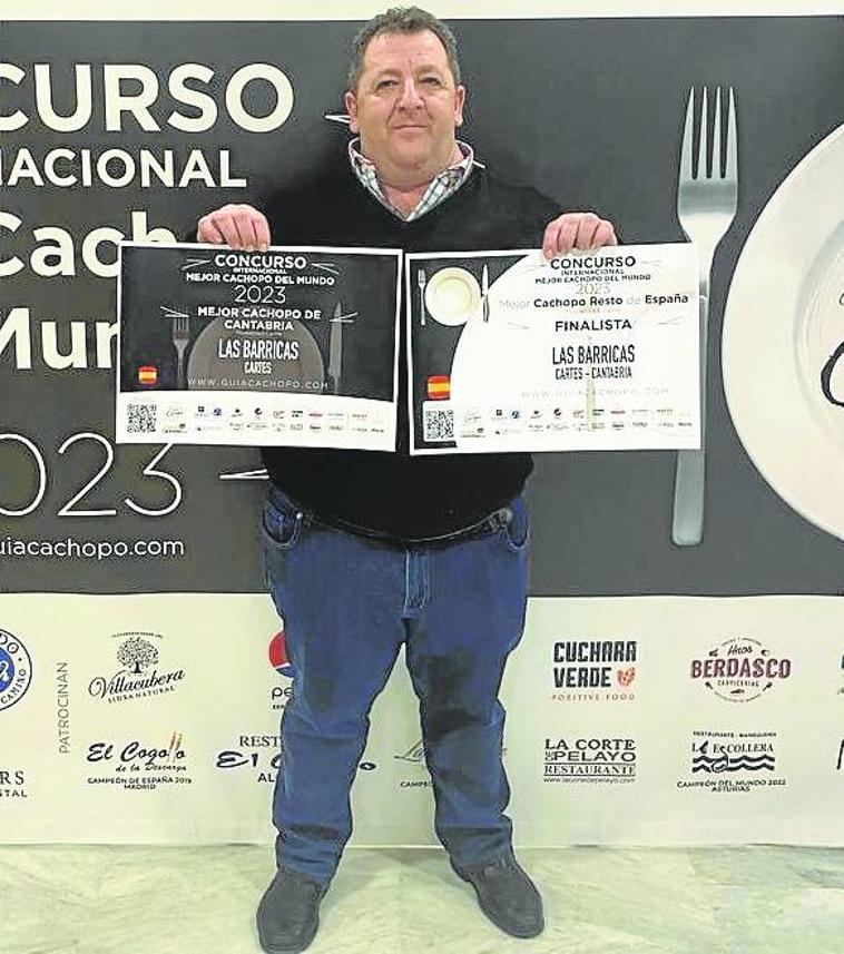 Imagen - Juan Carlos con los diplomas que acreditan el premio.