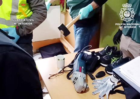 Imagen secundaria 1 - Desarticulado un grupo criminal que robó en 45 establecimientos hosteleros de Cantabria