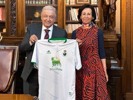 López Obrador sostiene la camiseta que le ha regalado Ana Botín tras su reunión.