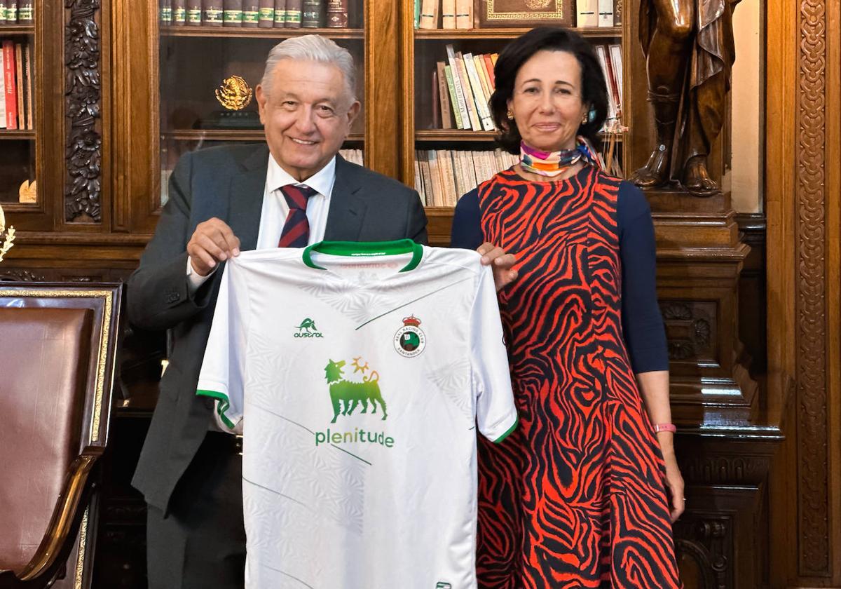 López Obrador sostiene la camiseta que le ha regalado Ana Botín tras su reunión.