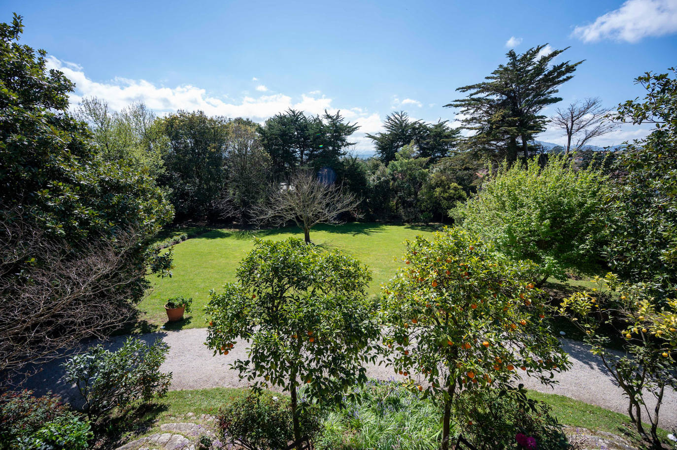 Vista del jardín principal, desde uno de los balcones de la casa.