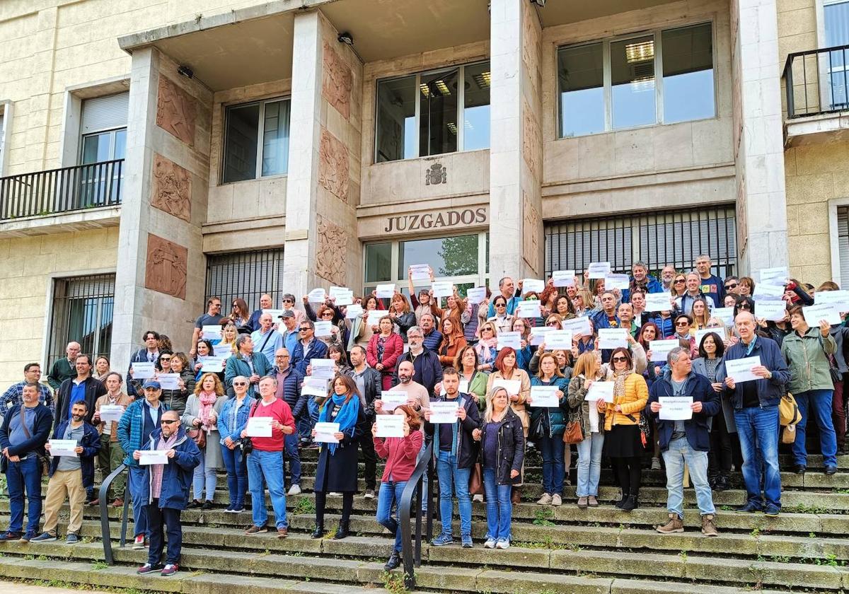 Concentración del personal de Justicia frente a los juzgados de la calle Alta