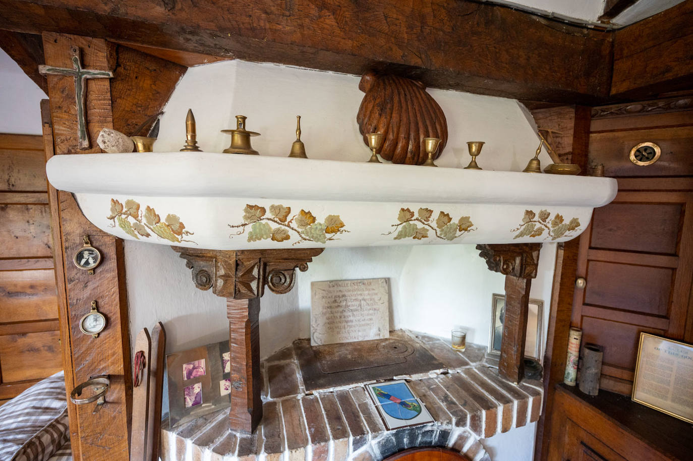 Detalle de la pequeña cocina de carbón de uno de los cuartos, construida para calentar el desayuno.