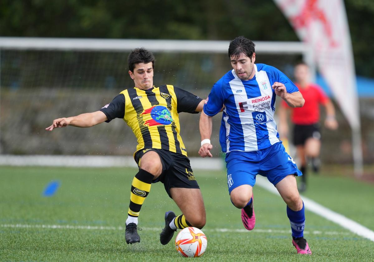 Resines, del Cayón, pelea por la pelota con Josemi, del Naval, en un partido de la pasada Copa Federación.